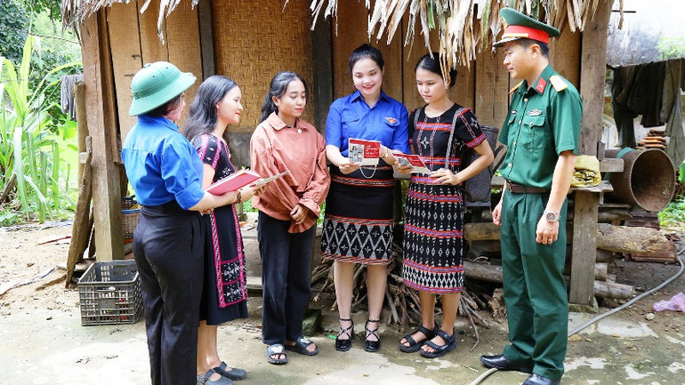 Cô Hồ Thị Dói (thứ 3 từ phải sang) cùng tuổi trẻ Đoàn Kinh tế-Quốc phòng 92 tuyên truyền Pháp luật cho bà con nhân dân trên địa bàn đóng quân.