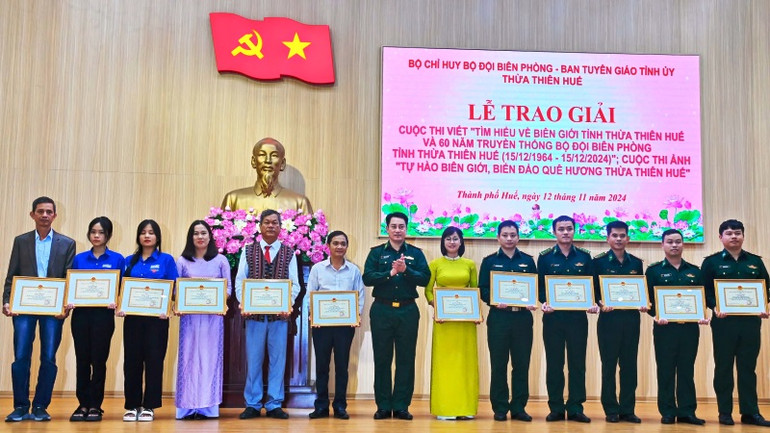 Đại tá Hoàng Minh Hùng, Phó Bí thư Đảng ủy, Chỉ huy trưởng Bộ đội Biên phòng tỉnh trao giải khuyến khích cho các tác giải đoạt giải. (Ảnh: Ngọc Bình)