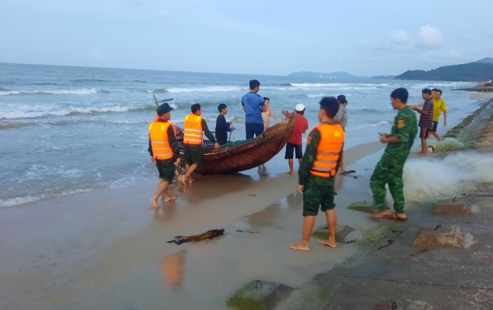 Lực lượng cứu hộ, cứu nạn đã tìm thấy được thi thể 1 em học sinh tử vong do đuối nước. (Ảnh: Bộ đội Biên phòng cung cấp).