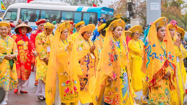 Đoàn lễ rước Thánh Mẫu qua nhiều tuyến phố ở trung tâm thành phố Huế.