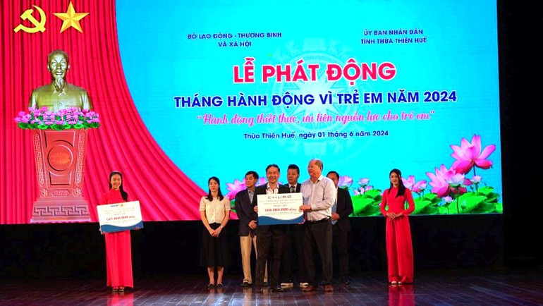 Đại diện Sở Lao động-Thương binh và Xã hội tỉnh tiếp nhận nguồn tài trợ của các tổ chức, doanh nghiệp ủng hộ cho Quỹ Bảo trợ trẻ em tỉnh Thừa Thiên Huế.