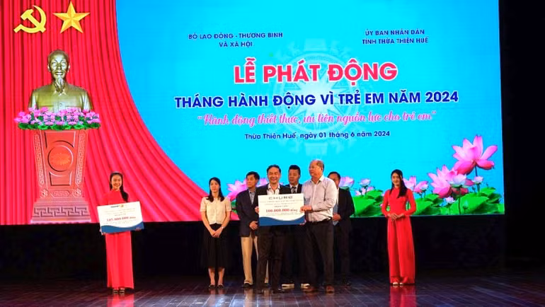 Đại diện Sở Lao động-Thương binh và Xã hội tỉnh tiếp nhận nguồn tài trợ của các tổ chức, doanh nghiệp ủng hộ cho Quỹ Bảo trợ trẻ em tỉnh Thừa Thiên Huế.