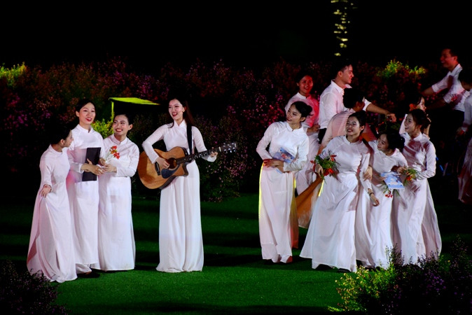 Những tà áo dài trắng thướt tha, dịu dàng, nữ tính của nữ sinh Huế.