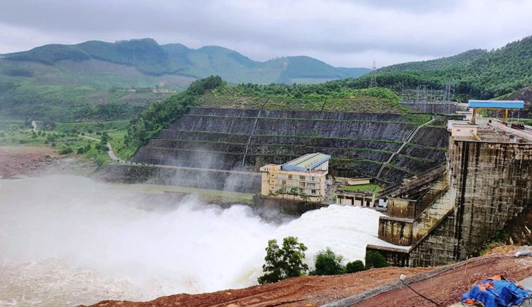 Tại nhiều hồ chứa ở Thừa Thiên Huế lên cao và phải điều tiết nước về hạ du khiến lũ các sông báo động 3.