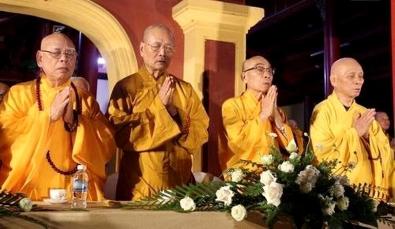 Chư tôn Trưởng lão Hòa thượng thành kính cung đón 7 bước chân của Đức Từ phụ.