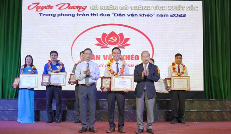 Lãnh đạo tỉnh tuyên dương các cá nhân có thành tích xuất sắc trong phong trào thi đua “Dân vận khéo”.