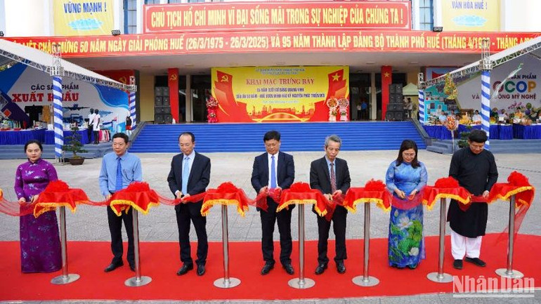 Các đại biểu cắt băng khai mạc trưng bày chuyên đề. Các đại biểu cắt băng khai mạc trưng bày chuyên đề.