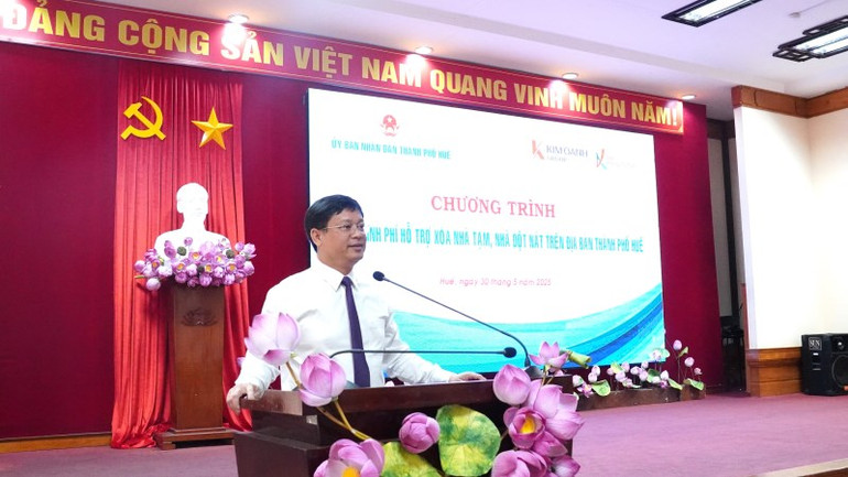 Phó Chủ tịch Thường trực Ủy ban nhân dân thành phố Huế Nguyễn Thanh Bình phát biểu tại buổi tiếp nhận. Phó Chủ tịch Thường trực Ủy ban nhân dân thành phố Huế Nguyễn Thanh Bình phát biểu tại buổi tiếp nhận.