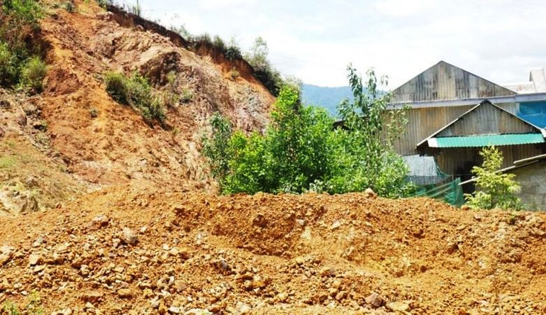 Tại huyện miền núi A Lưới thường xuyên xảy ra sạt lở đất đá đồi núi, các địa bàn dân cư.