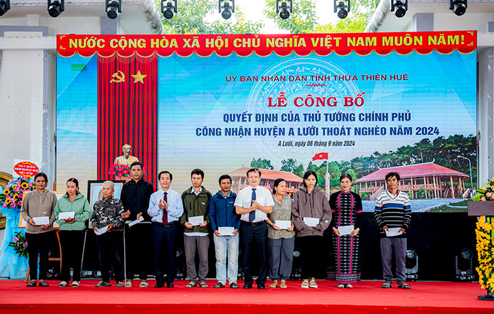 Lãnh đạo tỉnh trao quà cho các hộ gia đình khó khăn huyện A Lưới.