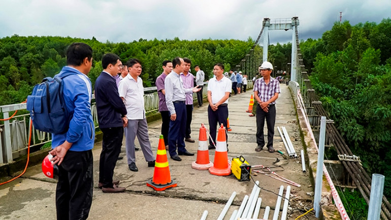 Phó Chủ tịch Ủy ban nhân dân tỉnh Thừa Thiên Huế Phan Quý Phương đến hiện trường chỉ đạo công tác tìm kiếm 2 nạn nhân mất tích sau vụ tai nạn xe chở rác rơi xuống sông.