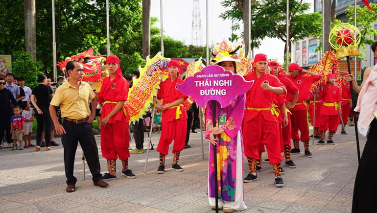 Lễ hội đường phố “Sắc màu văn hóa” thu hút 15 đoàn, nhóm nghệ thuật đến từ các tỉnh, thành phố trong nước và quốc tế tham gia.