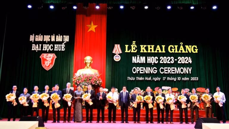 Ban Giám đốc Đại học Huế tặng hoa lãnh đạo các đơn vị thành viên, đơn vị thuộc và trực thuộc Đại học Huế. Ban Giám đốc Đại học Huế tặng hoa lãnh đạo các đơn vị thành viên, đơn vị thuộc và trực thuộc Đại học Huế.
