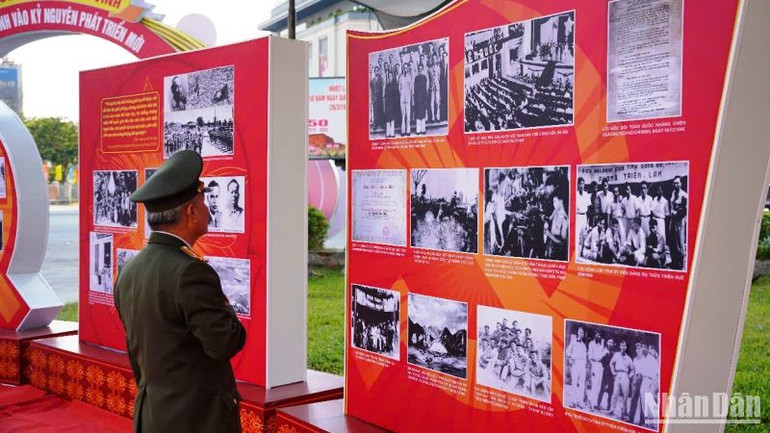 Cán bộ, chiến sỹ và học sinh, sinh viên đến tham quan không gian trưng bày. Cán bộ, chiến sỹ và học sinh, sinh viên đến tham quan không gian trưng bày.