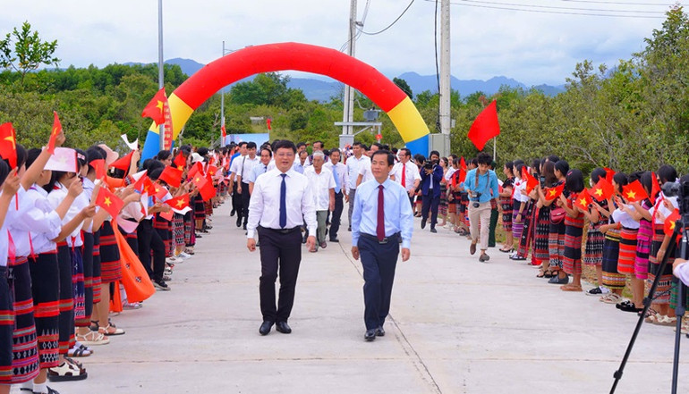 Các đại biểu đến dự lễ khánh thành Làng văn hóa các dân tộc thiểu số huyện A Lưới.