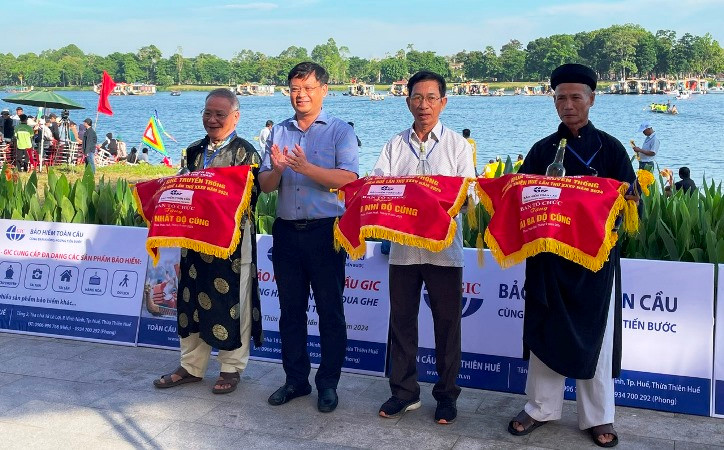 Đồng chí Phó Chủ tịch Thường trực Ủy ban nhân dân tỉnh Nguyễn Thanh Bình trao giải cho các đơn vị đoạt giải.