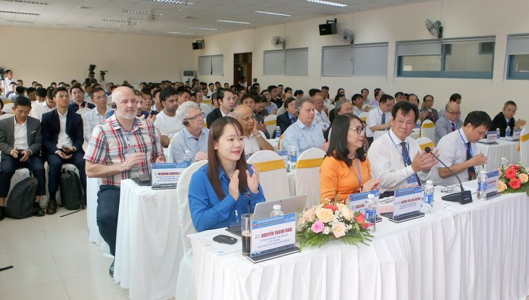 Lãnh đạo Trung ương Hội Thầy thuốc trẻ Việt Nam, Bệnh viện Trung ương Huế, các chuyên gia nước ngoài và đông đảo các thầy thuốc trẻ tham dự. (Ảnh: THƯỢNG HIỂN)