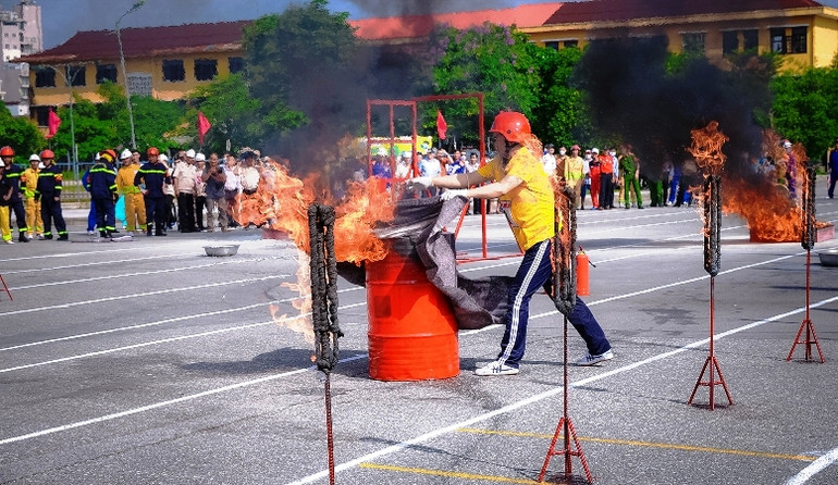 Các vận động viên đã nhanh chóng vượt qua đường lửa và nỗ lực dập lửa để hoàn thành nhiệm vụ.