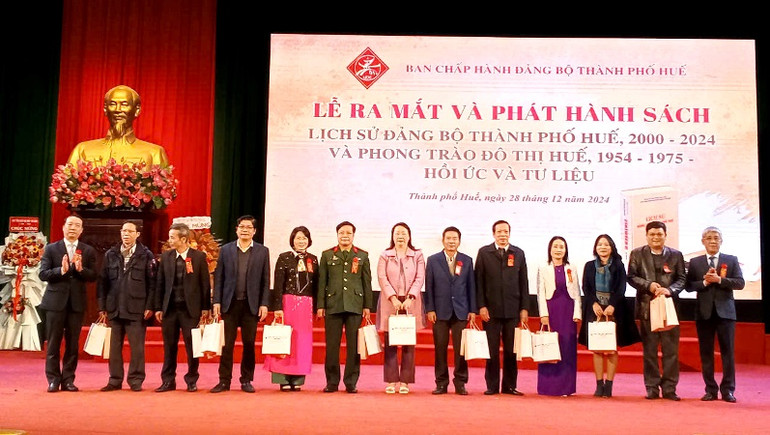 Lãnh đạo thành phố tặng sách cho các đồng chí lãnh đạo tỉnh và các ban, ngành. Lãnh đạo thành phố tặng sách cho các đồng chí lãnh đạo tỉnh và các ban, ngành.