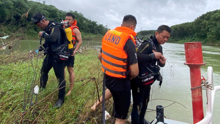 Lực lượng cứu nạn, cứu hộ chuẩn bị phương tiện để trục vớt chiếc xe chở rác.