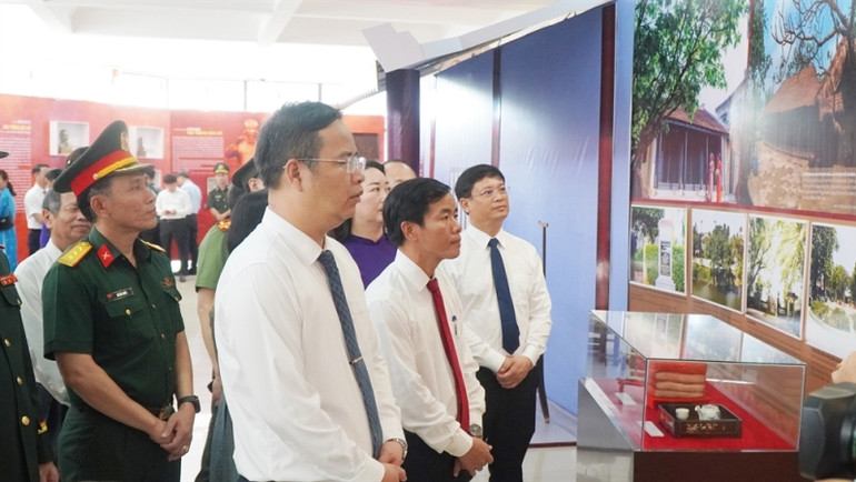 Nhiều hiện vật quý liên quan đến cuộc đời, sự nghiệp của Bác Hồ được trưng bày tại triển lãm.