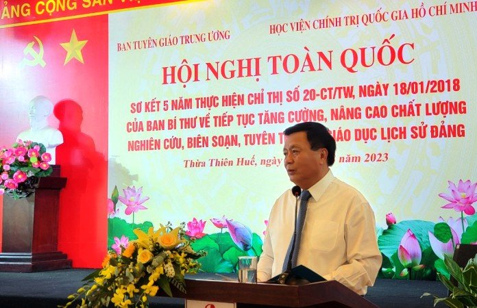 Ủy viên Bộ Chính trị, Giám đốc Học viện Chính trị quốc gia Hồ Chí Minh Nguyễn Xuân Thắng phát biểu chỉ đạo tại hội nghị.