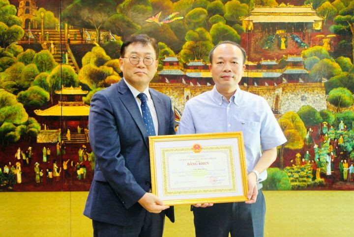 Phó Chủ tịch Ủy ban nhân dân tỉnh Thừa Thiên Huế Phan Quý Phương trao Bằng khen của Chủ tịch Ủy ban nhân dân tỉnh tặng ông Cho Han Deog.