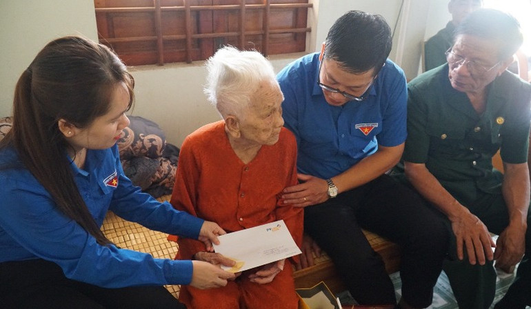 Năm nay các bạn trẻ đã chọn nhà Mẹ Việt Nam Anh hùng Nguyễn Thị Tuyết để tổ chức bữa cơm trưa hết sức ý nghĩa.