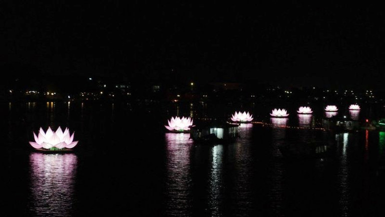Bảy đóa sen “nở” trên sông Hương với ý nghĩa cung nghinh bảy bước chân thị hiện đản sanh của Đức Phật.
