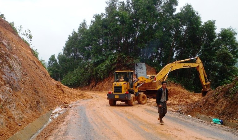 Tuyến Quốc lộ 49A đi qua vùng đồi núi thị xã Hương Trà và huyện A Lưới thường xảy ra sạt lở, trượt mái ta-luy dương khi có mưa lớn.