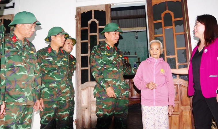 Trung tướng Hà Thọ Bình cùng Đoàn công tác ân cần thăm hỏi, động viên người dân bị ngập lụt nặng tại thôn Thủ Lễ 2, xã Quảng Phước.