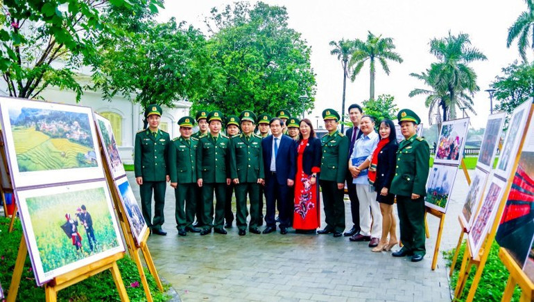 Lãnh đạo các ban, ngành Trung ương chụp ảnh lưu niệm cùng cán bộ, chiến sĩ Bộ đội Biên phòng tỉnh.