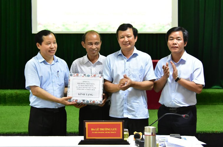 Đồng chí Bí thư Tỉnh ủy Lê Trường Lưu (thứ 2 từ bên phải) cùng Chủ tịch UBND tỉnh Nguyễn Văn Phương tặng quà Trung tâm Điều dưỡng chăm sóc người có công tỉnh Thừa Thiên Huế.