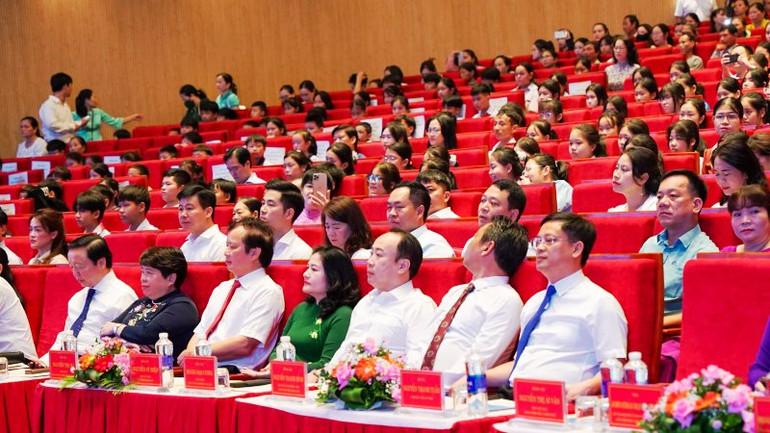 Lãnh đạo các bộ, ban, ngành Trung ương, tỉnh Thừa Thiên Huế cùng hơn 320 thiếu nhi trên địa bàn đại diện cho hơn 25 triệu trẻ em trong cả nước tham dự.