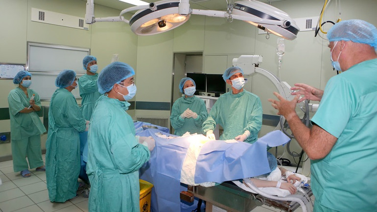 Dưới sự hướng dẫn của GS Lawrence Faulkner đến từ tổ chức DKMS (Đức), đội ngũ bác sĩ tại Bệnh viện Trung ương Huế đã thực hiện ghép tủy thành công cho cháu Th.