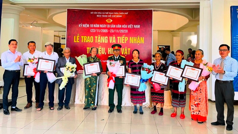 Trao tặng Giấy khen của Sở Văn hóa và Thể thao tỉnh Thừa Thiên Huế cho các cá nhân đã hiến tặng hiện vật.