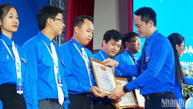 Trao Bằng khen của Trung ương Hội Liên hiệp Thanh niên Việt Nam tặng các cá nhân xuất sắc.