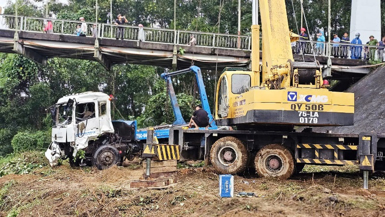 Huy động các phương tiện xe múc, xe cẩu hạng nặng để tiến hành trục vớt.