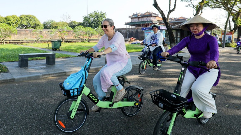 Huế là địa phương tiên phong phát triển mô hình thành phố xe đạp và du lịch xanh. (Ảnh: X.ĐẠT) Huế là địa phương tiên phong phát triển mô hình thành phố xe đạp và du lịch xanh. (Ảnh: X.ĐẠT)