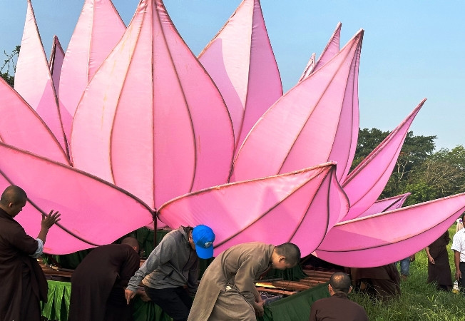 Tăng ni, phật tử cùng thực hiện lễ hạ thủy 7 đóa sen xuống sông Hương.