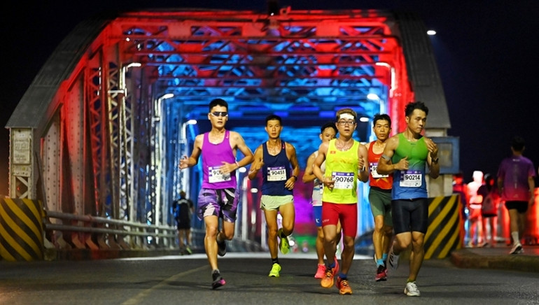 Cung đường 5km qua cầu Trường Tiền tại VnExpress Marathon Hue 2024. (Ảnh: BTC)