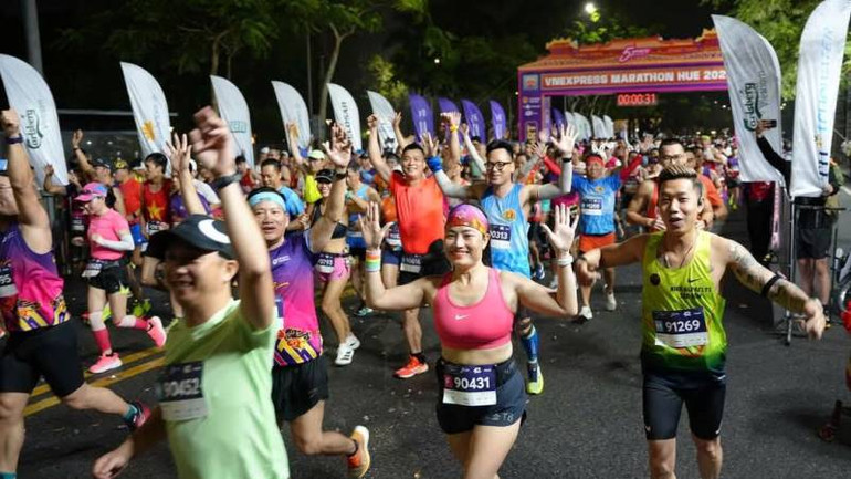 Sôi động Giải VnExpress Marathon Huế 2025 ảnh 25