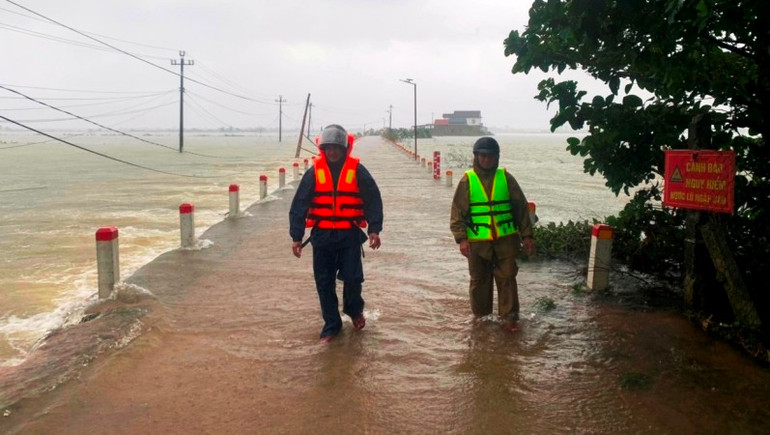 Lực lượng chức năng huyện Quảng Điền bố trí các tổ công tác tăng cường chốt chặn tại các tuyến đường ngập lũ, không cho người dân qua lại, tránh những tai nạn đáng tiếc xảy ra.