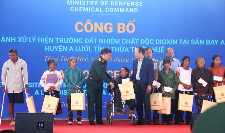 Thứ trưởng Hoàng Xuân Chiến và Phó Chủ tịch Ủy ban nhân dân tỉnh Phan Quý Phương tặng quà cho đối tượng chính sách, nạn nhân chất độc da cam tại xã Đông Sơn.