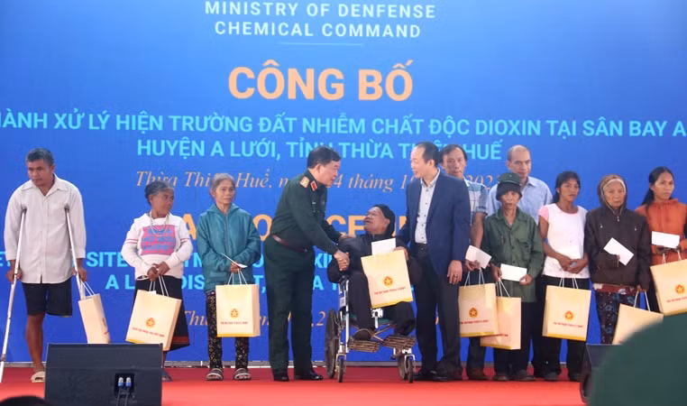 Thứ trưởng Hoàng Xuân Chiến và Phó Chủ tịch Ủy ban nhân dân tỉnh Phan Quý Phương tặng quà cho đối tượng chính sách, nạn nhân chất độc da cam tại xã Đông Sơn.