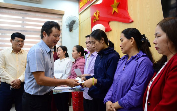 Bí thư Tỉnh ủy Lê Trường Lưu đã trao tiền hỗ trợ, động viên các tiểu thương bị thiệt hại lớn do vụ cháy chợ. Bí thư Tỉnh ủy Lê Trường Lưu đã trao tiền hỗ trợ, động viên các tiểu thương bị thiệt hại lớn do vụ cháy chợ.