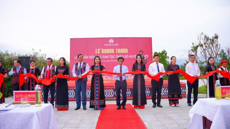 Lãnh đạo tỉnh Thừa Thiên Huế và huyện A Lưới thực hiện nghi thức cắt băng khánh thành Làng văn hóa các dân tộc thiểu số huyện A Lưới.
