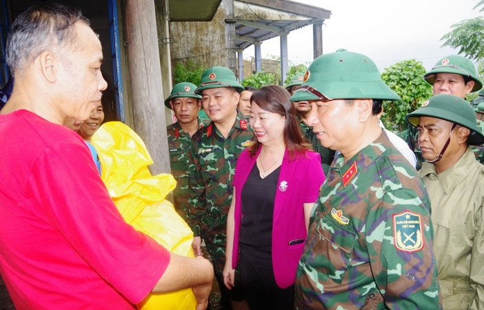 Trung tướng Hà Thọ Bình cùng các thành viên trong Đoàn công tác trao gạo, mì tôm đến các gia đình bị ảnh hưởng do thiên tai tại thôn Thủ Lễ 2, xã Quảng Phước, huyện Quảng Điền.