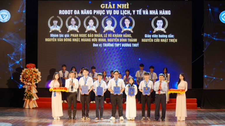 Ban tổ chức trao giải Nhì cho các tác giả, nhóm tác giả đạt giải tại cuộc thi. Ban tổ chức trao giải Nhì cho các tác giả, nhóm tác giả đạt giải tại cuộc thi.