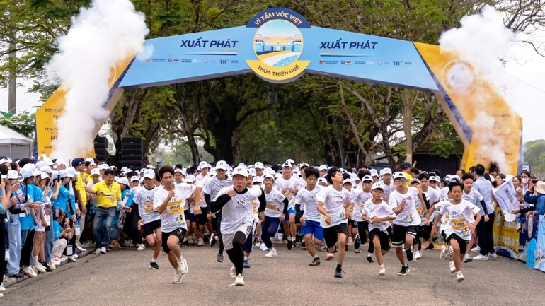 Khởi động S-Race Thừa Thiên Huế 2024 với 2 hoạt động nổi bật là S-Race Family và S-Race. School - nơi thầy cô giáo, cha mẹ cùng các em học sinh nhiều lứa tuổi hào hứng tham gia.